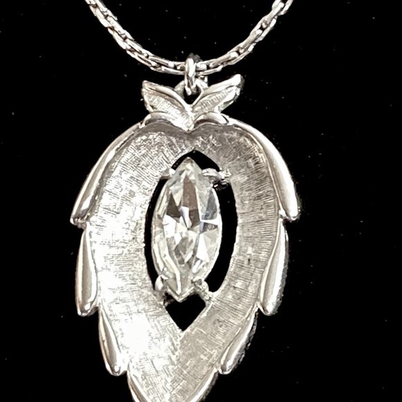 Sarah Coventry silver leaf rhinestone vintage necklace and earrings demi parure - Picture 3 of 4